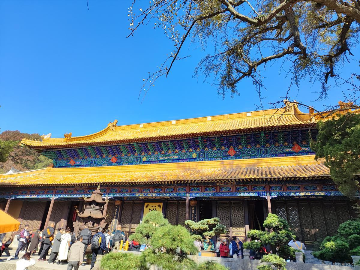 殿上有“万福来朝”四个字